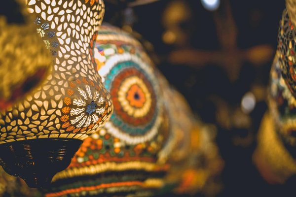 Créer une harmonie entre les couleurs vives et les matériaux naturels dans une décoration indienne